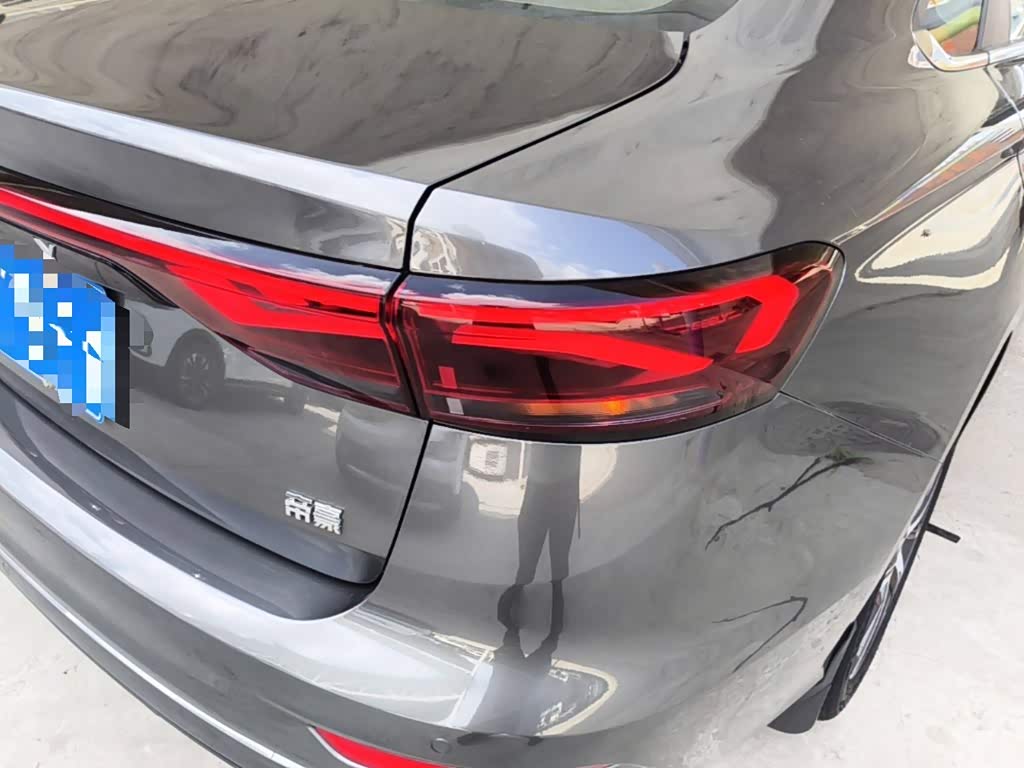 Geely Emgrand 1.5 л 2021 г. Серебристо-серый, пробег 19000 км