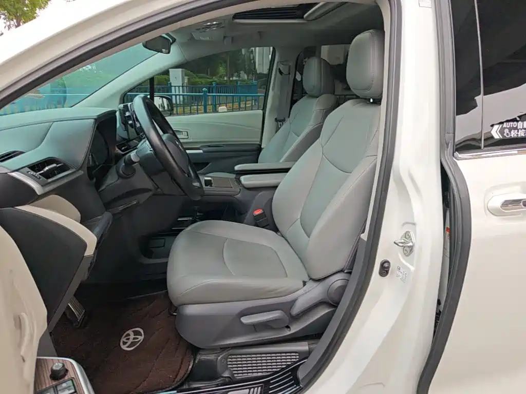 Toyota Granvia — миниатюра 15