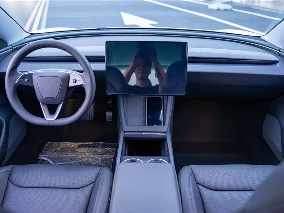 Tesla Model 3 — миниатюра 16