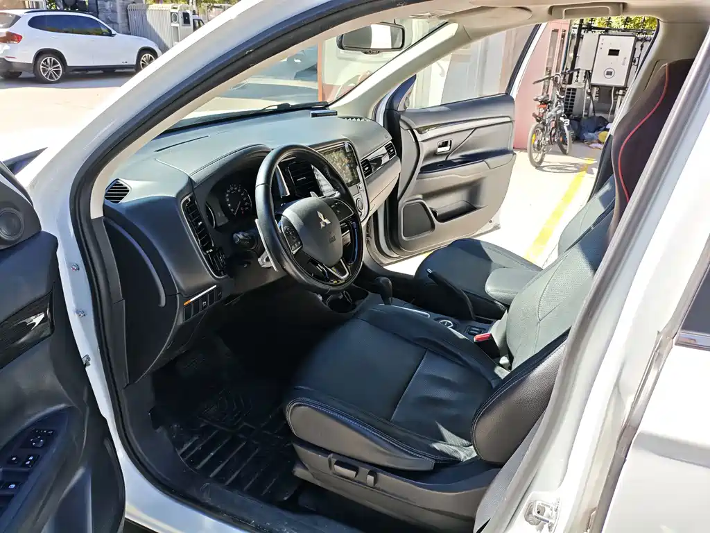 Mitsubishi Outlander — миниатюра 8