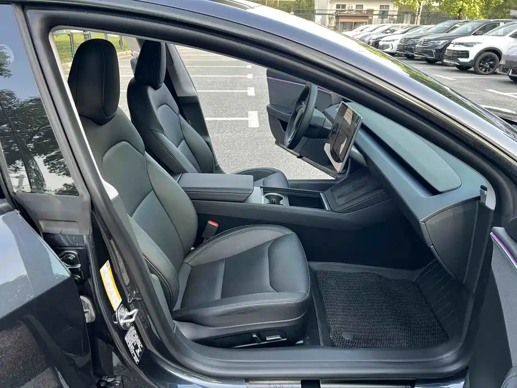 Tesla Model 3 — миниатюра 10