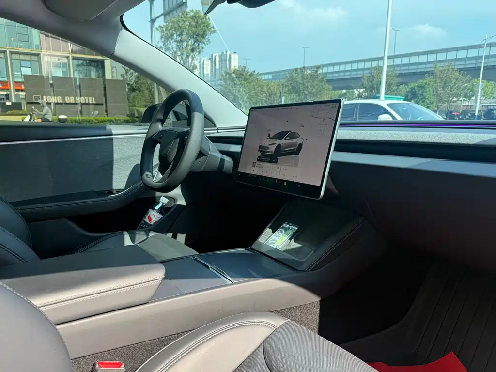 Tesla Model 3 — миниатюра 10
