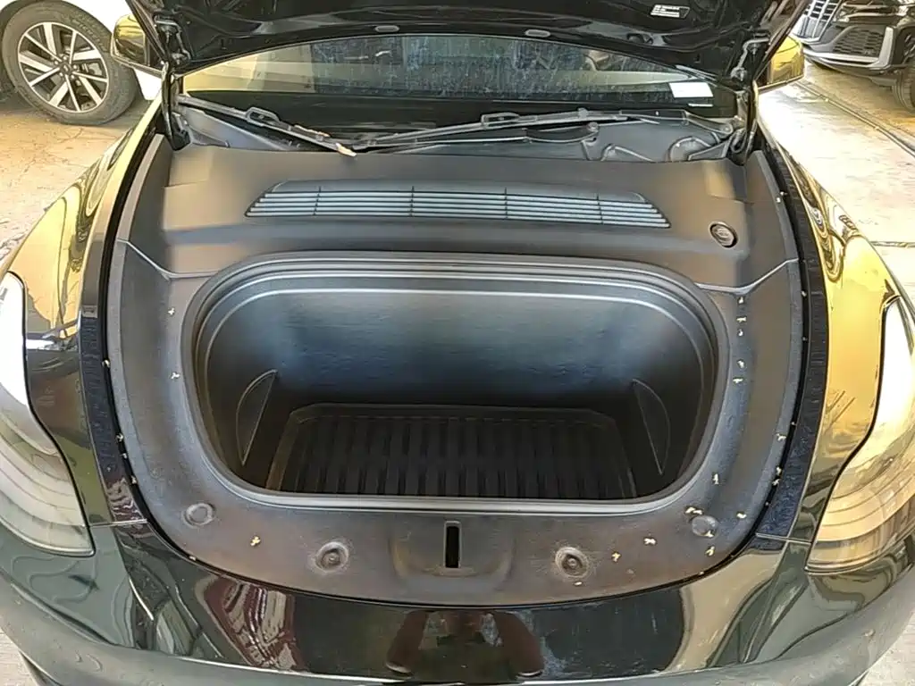 Tesla Model Y — миниатюра 20