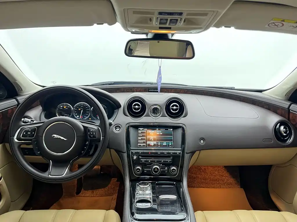 Jaguar XJ — миниатюра 6