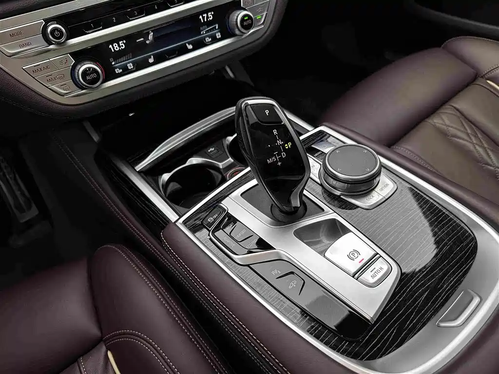BMW 7 Series — миниатюра 12