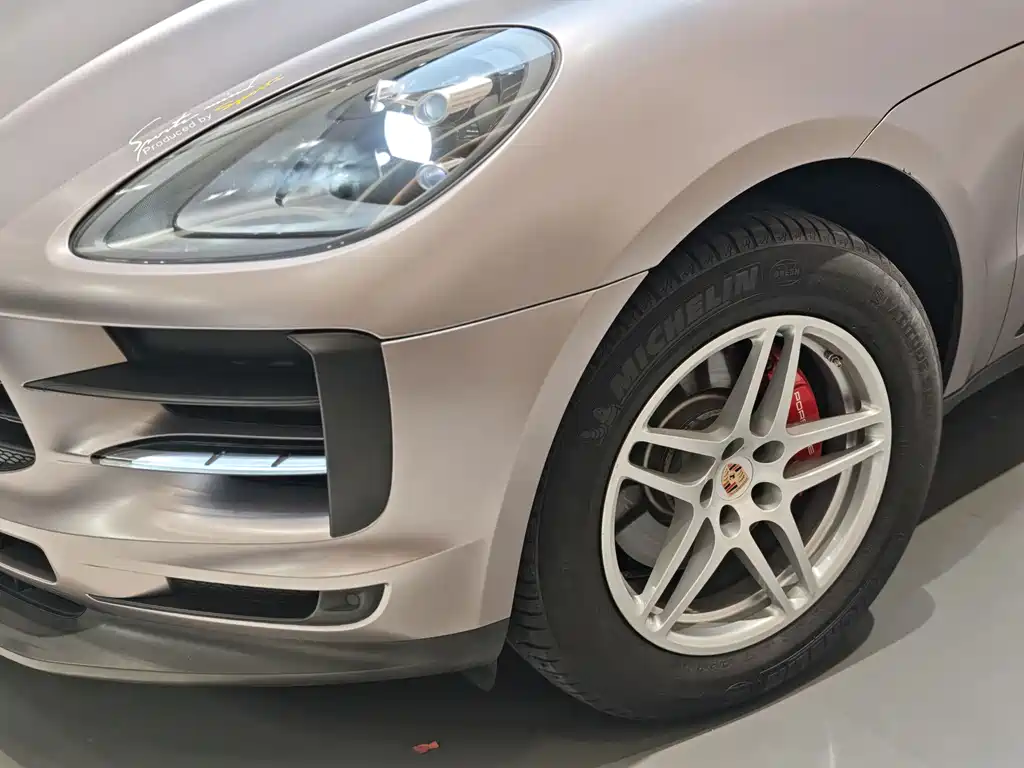 PORSCHE MACAN