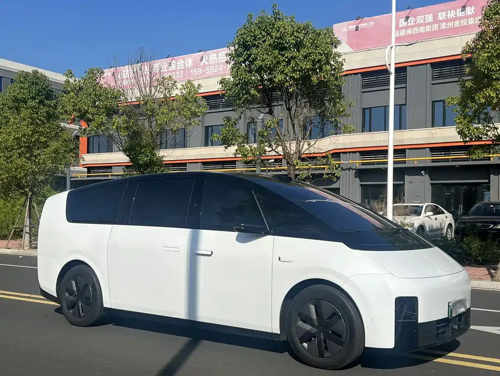 Li Auto Li MEGA — миниатюра 2