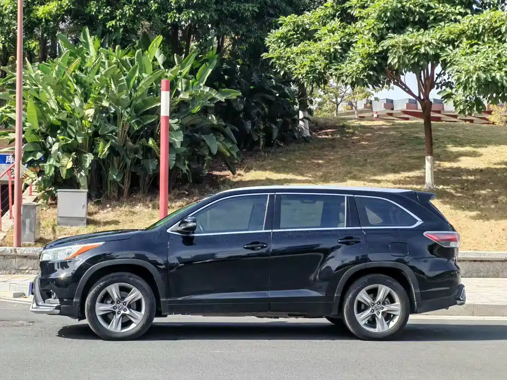 TOYOTA HIGHLANDER