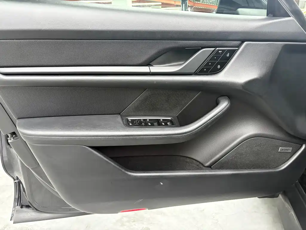 Porsche Taycan — миниатюра 5
