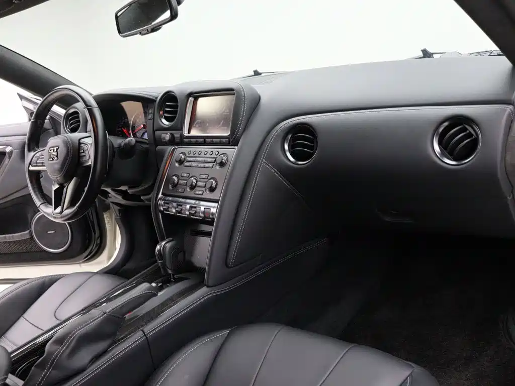 Nissan GT-R — миниатюра 11