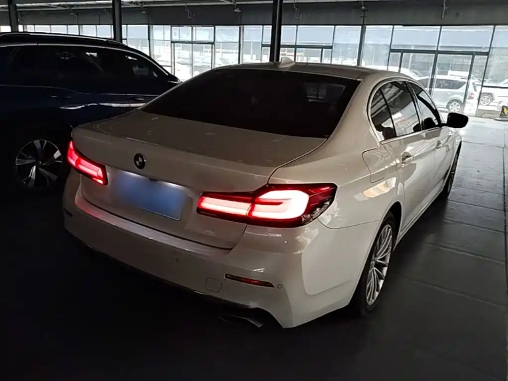 BMW 5 Series — миниатюра 7