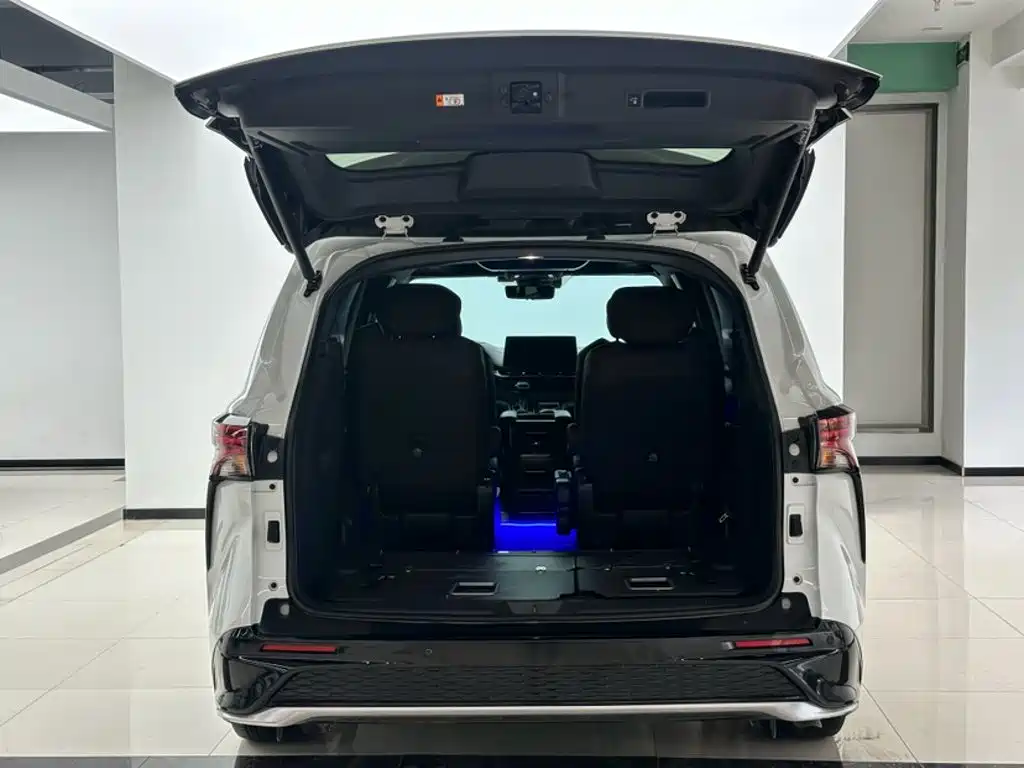 Toyota Granvia — миниатюра 2
