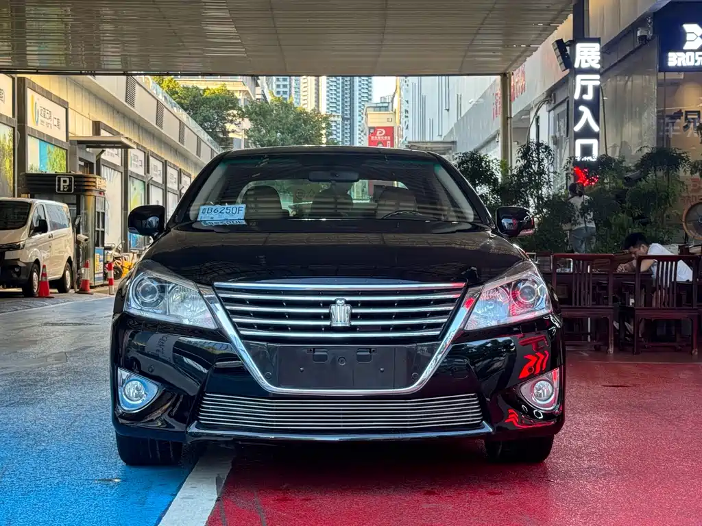 Toyota Crown — миниатюра 2