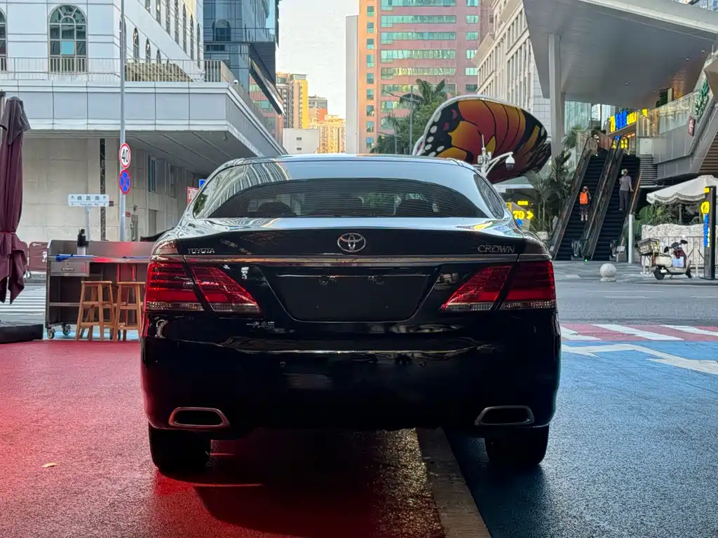 Toyota Crown — миниатюра 5