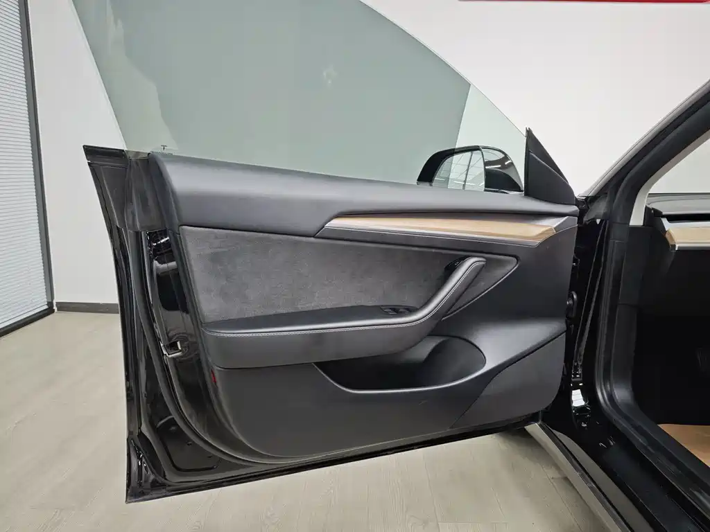 Tesla Model 3 — миниатюра 52