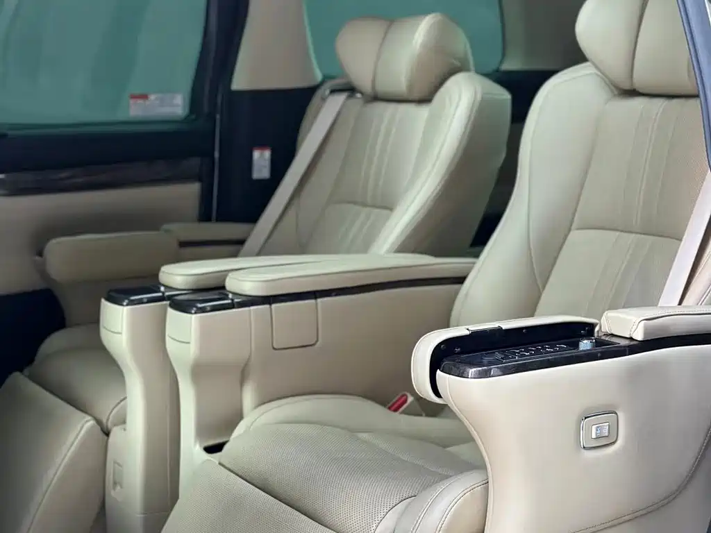 Toyota Alphard — миниатюра 6