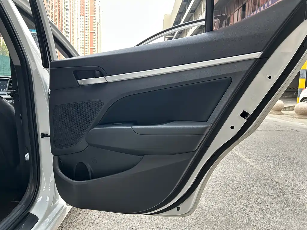 Hyundai Elantra — миниатюра 20