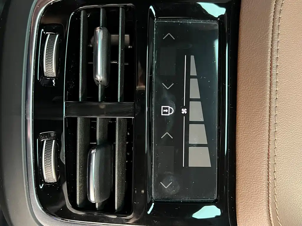 Volvo XC90 — миниатюра 11