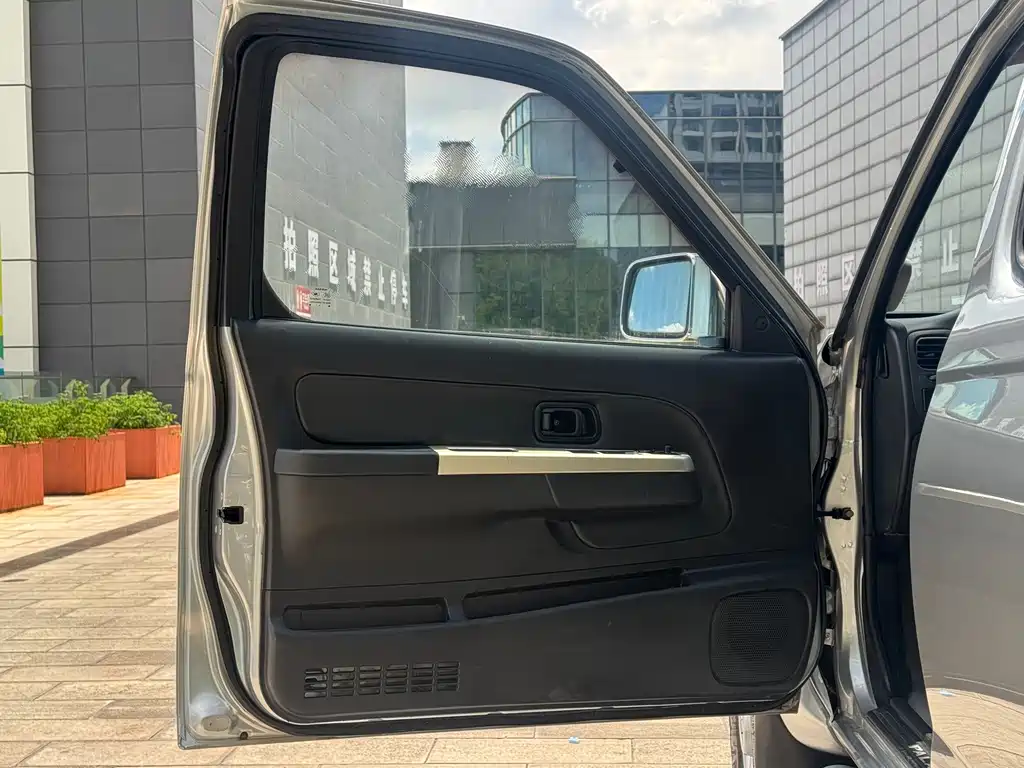 Nissan Paladin — миниатюра 7