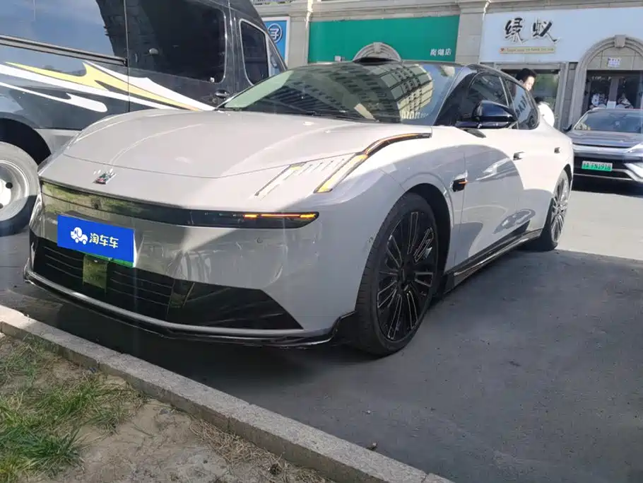 Lynk & Co 10