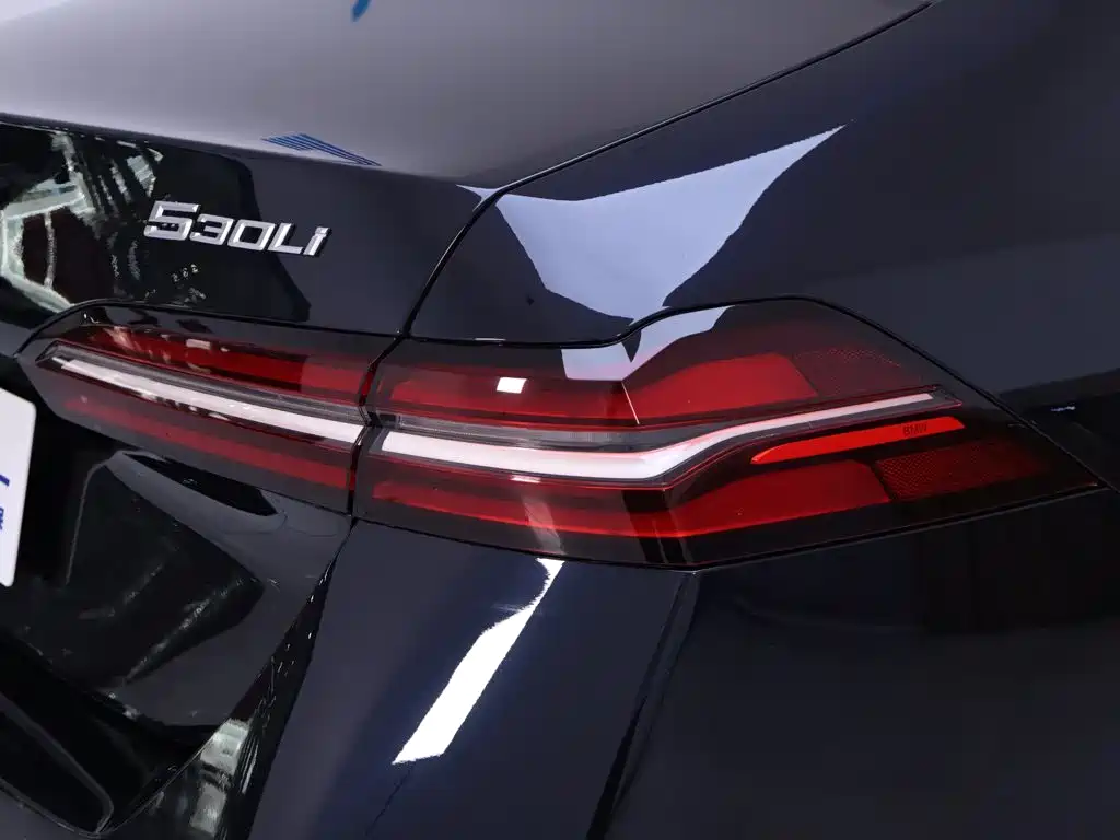 BMW 5 Series — миниатюра 9