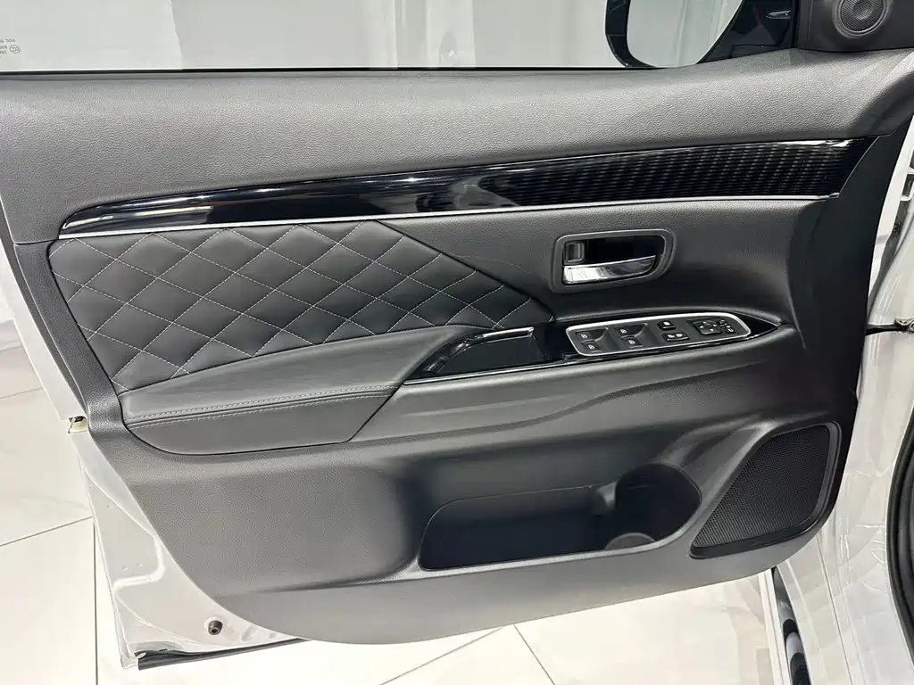 Mitsubishi Outlander — миниатюра 9