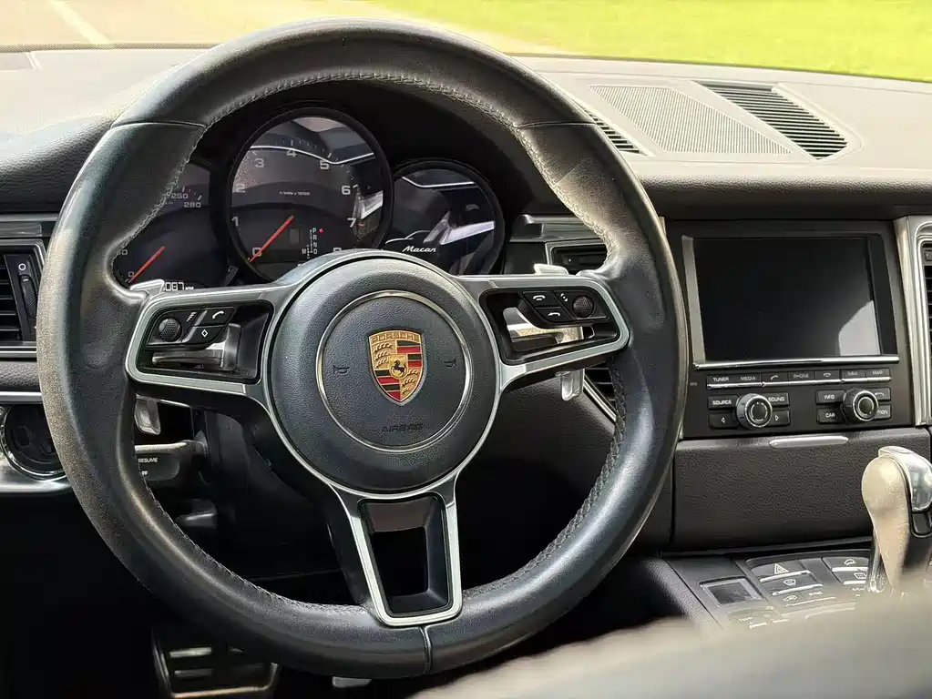 Porsche Macan — миниатюра 16