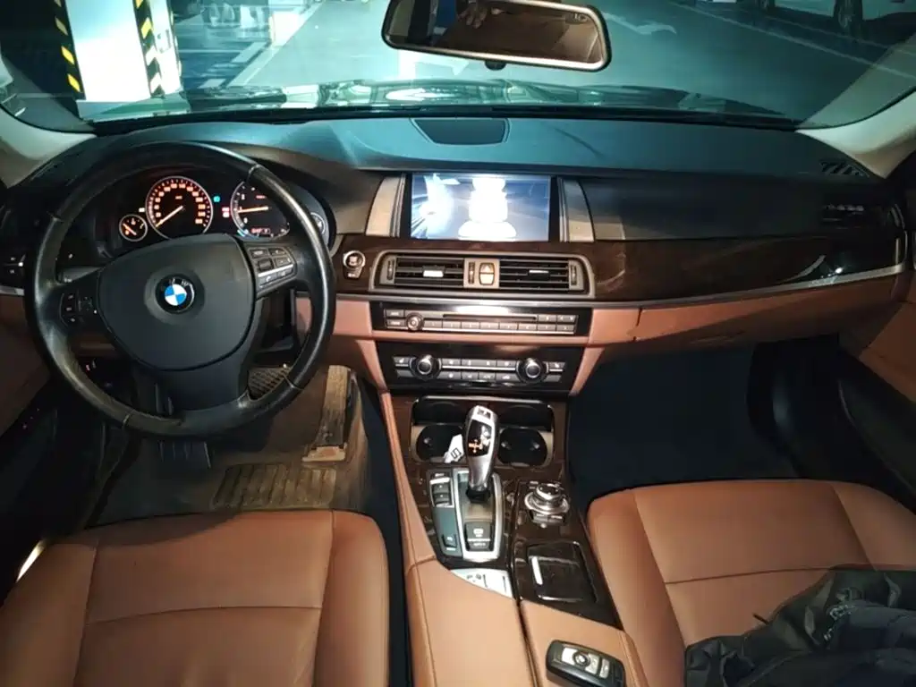 BMW 5 Series — миниатюра 10