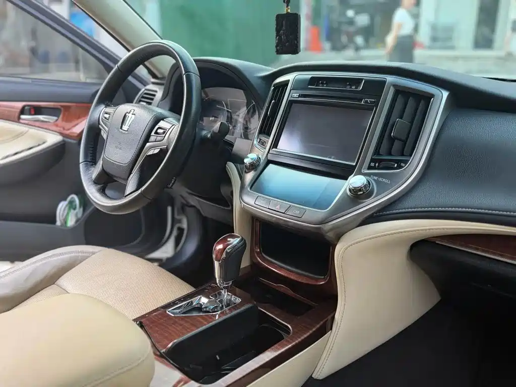 Toyota Crown — миниатюра 5