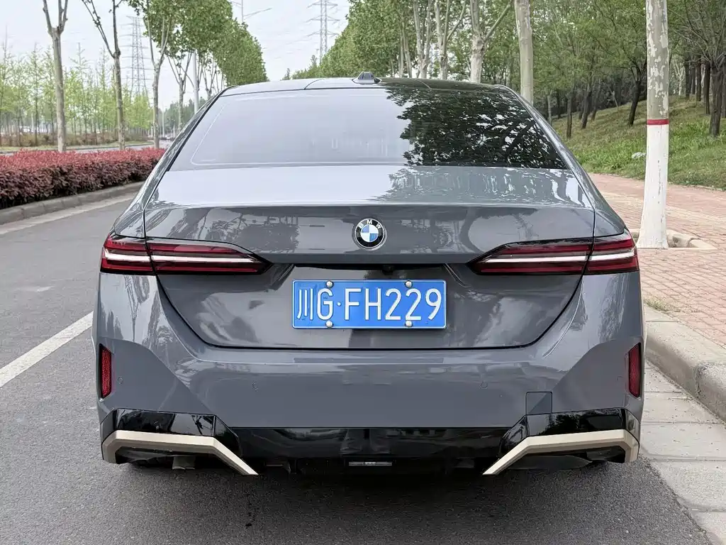 BMW 5 Series — миниатюра 8