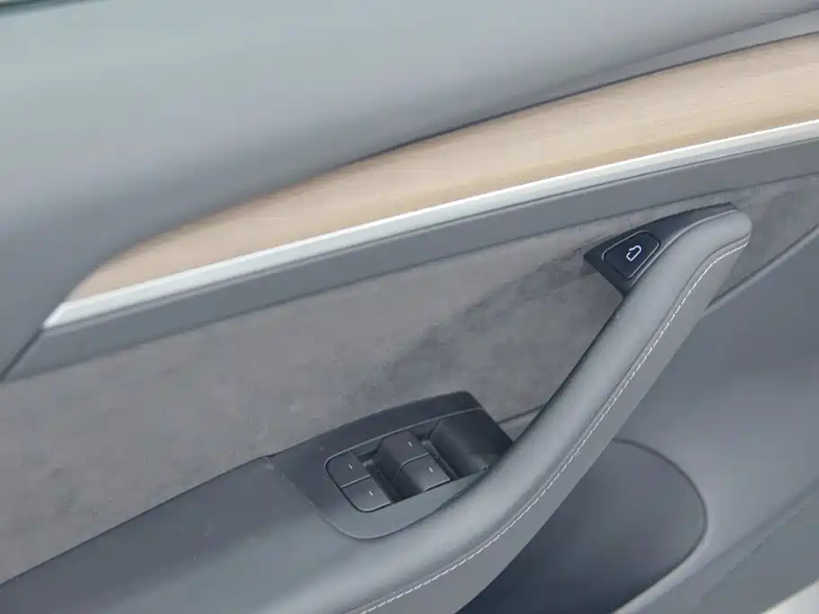 Tesla Model 3 — миниатюра 8