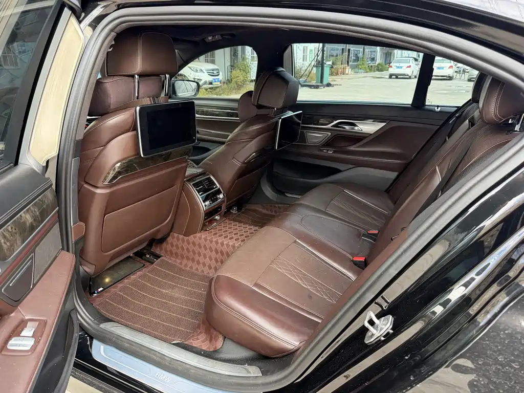 BMW 7 Series — миниатюра 2