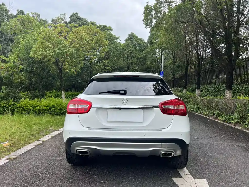 MERCEDES-BENZ  GLA