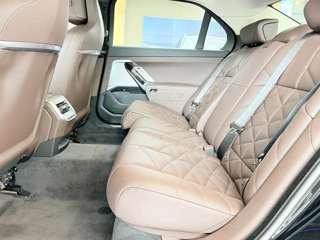 BMW 7 Series — миниатюра 6