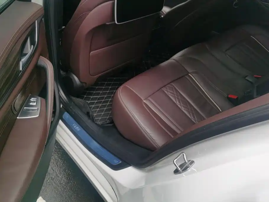 BMW 5 Series New Energy — миниатюра 11