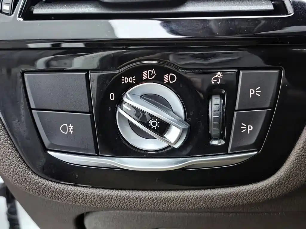 BMW 5 Series — миниатюра 21