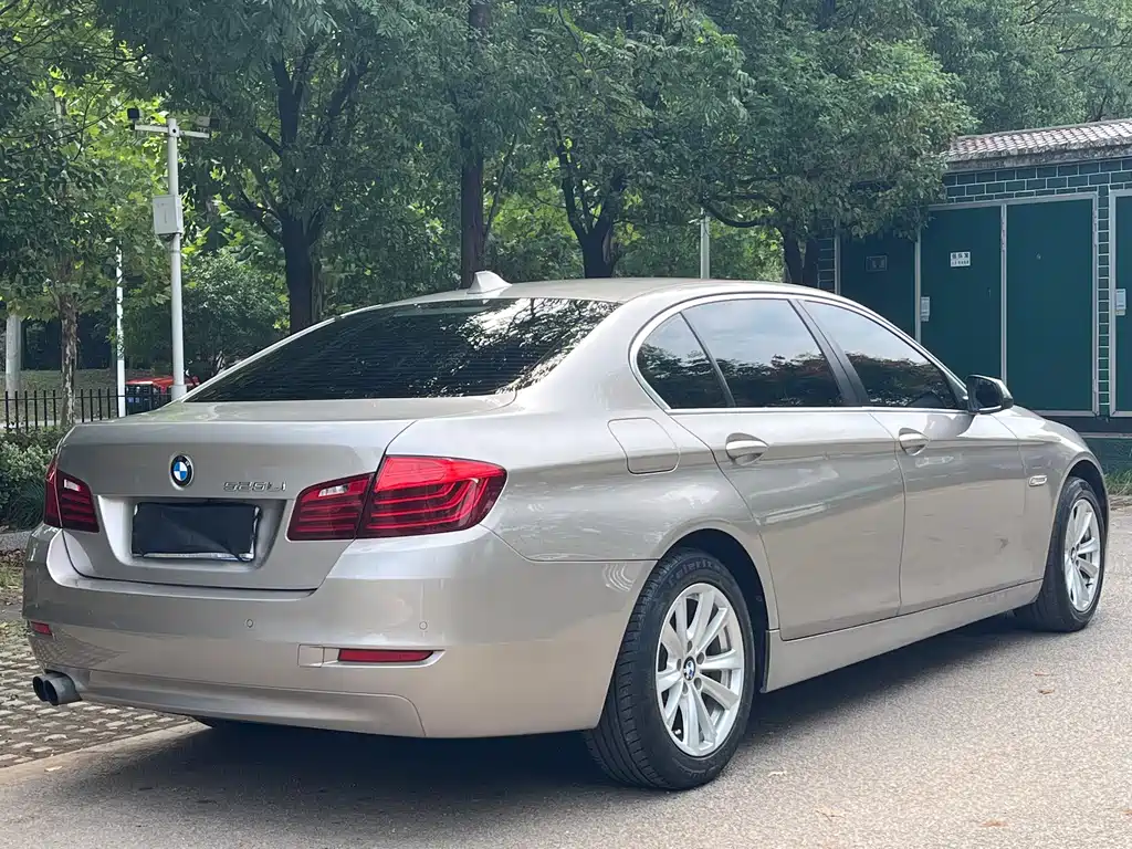 BMW 5 Series — миниатюра 7