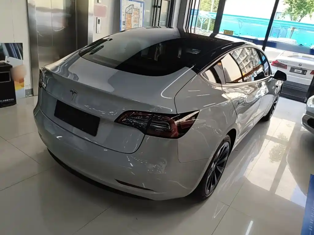 Tesla Model 3 — миниатюра 7