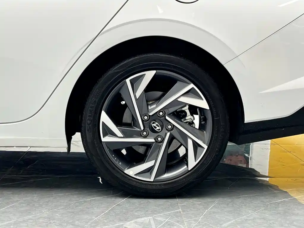 Hyundai Elantra — миниатюра 24