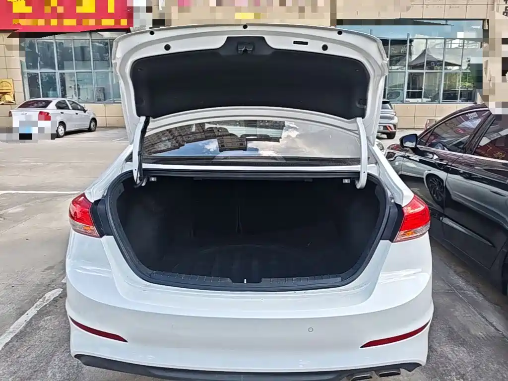 Hyundai Elantra — миниатюра 19