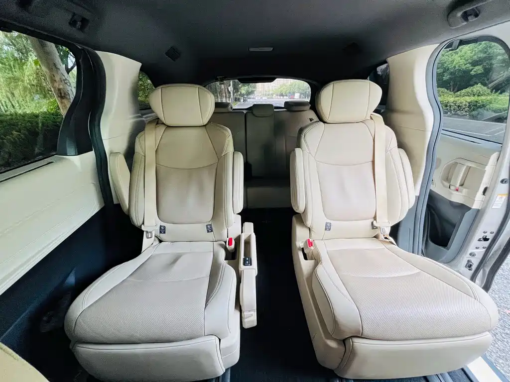 Toyota Sienna — миниатюра 8