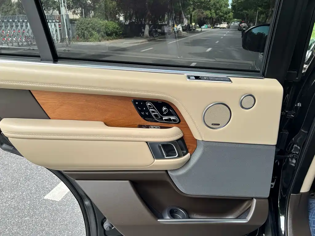 Land Rover Range Rover — миниатюра 25
