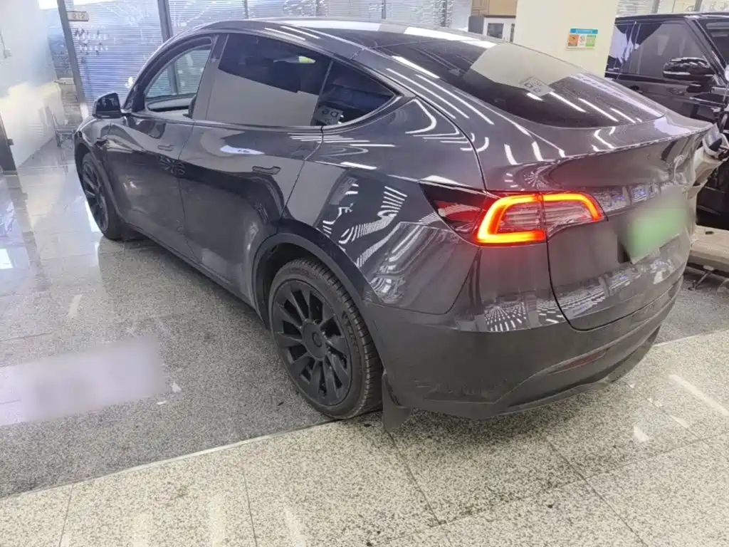 Tesla Model Y — миниатюра 5