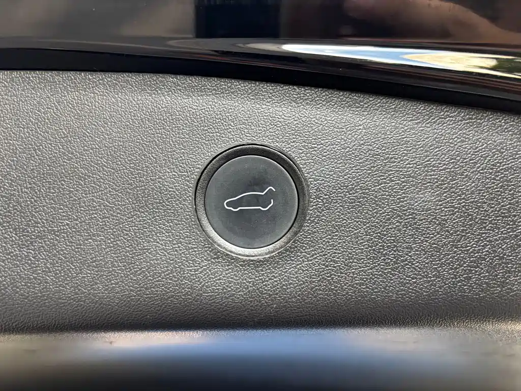Tesla Model 3 — миниатюра 16
