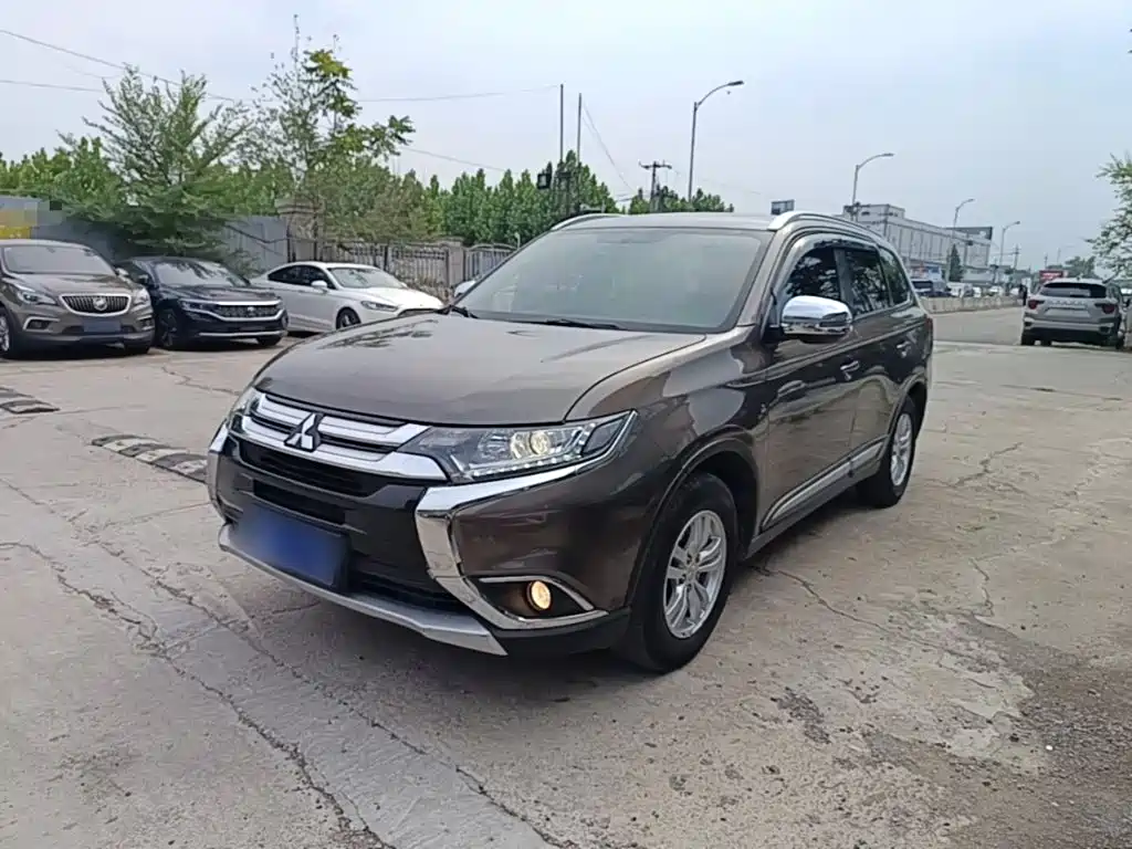 Mitsubishi Outlander 2016 2.0L 5 мест