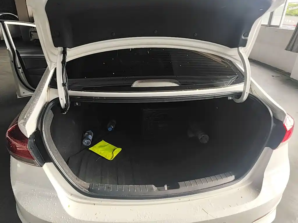 Hyundai Elantra — миниатюра 19