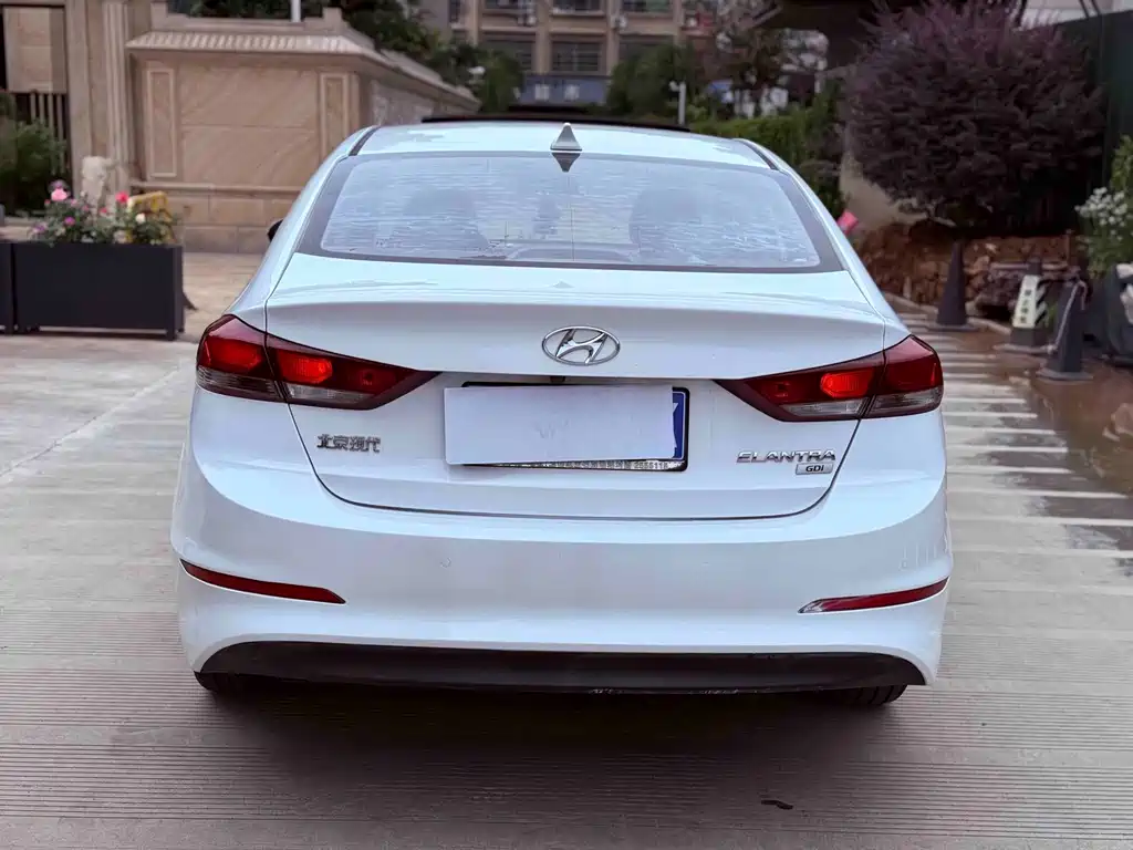 Hyundai Elantra — миниатюра 9