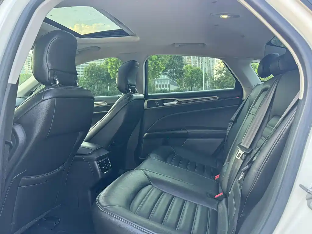 Ford Mondeo — миниатюра 7