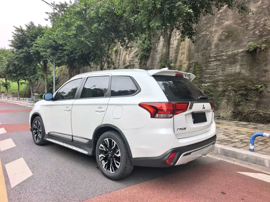 Mitsubishi Outlander — миниатюра 5