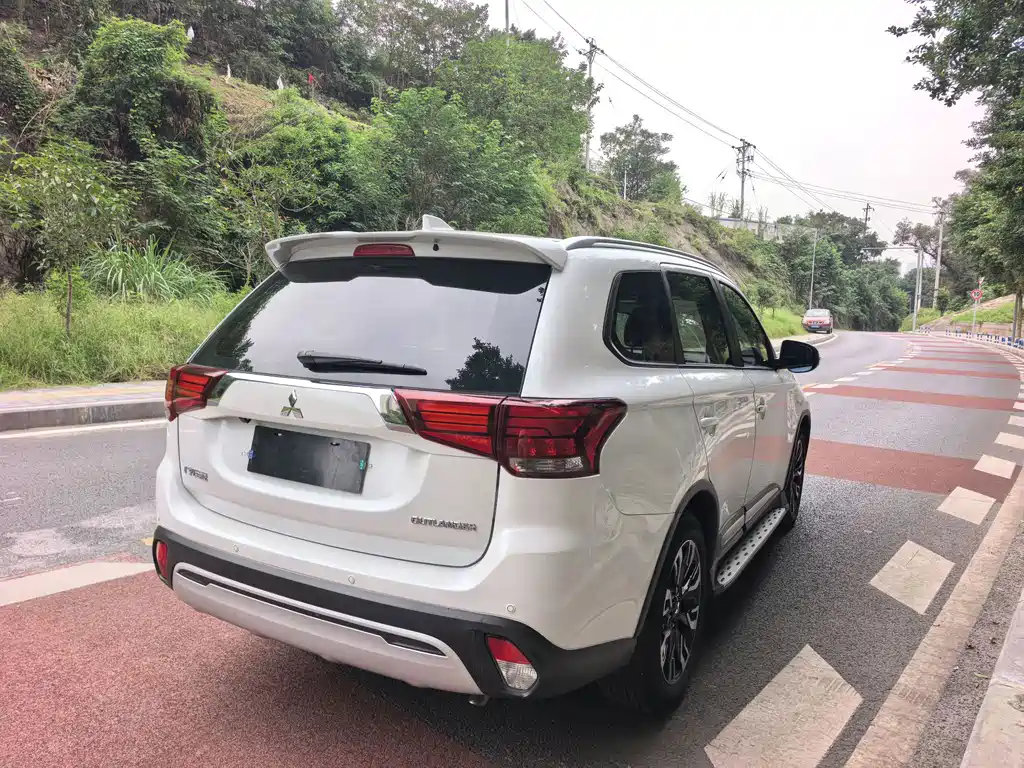 Mitsubishi Outlander — миниатюра 7